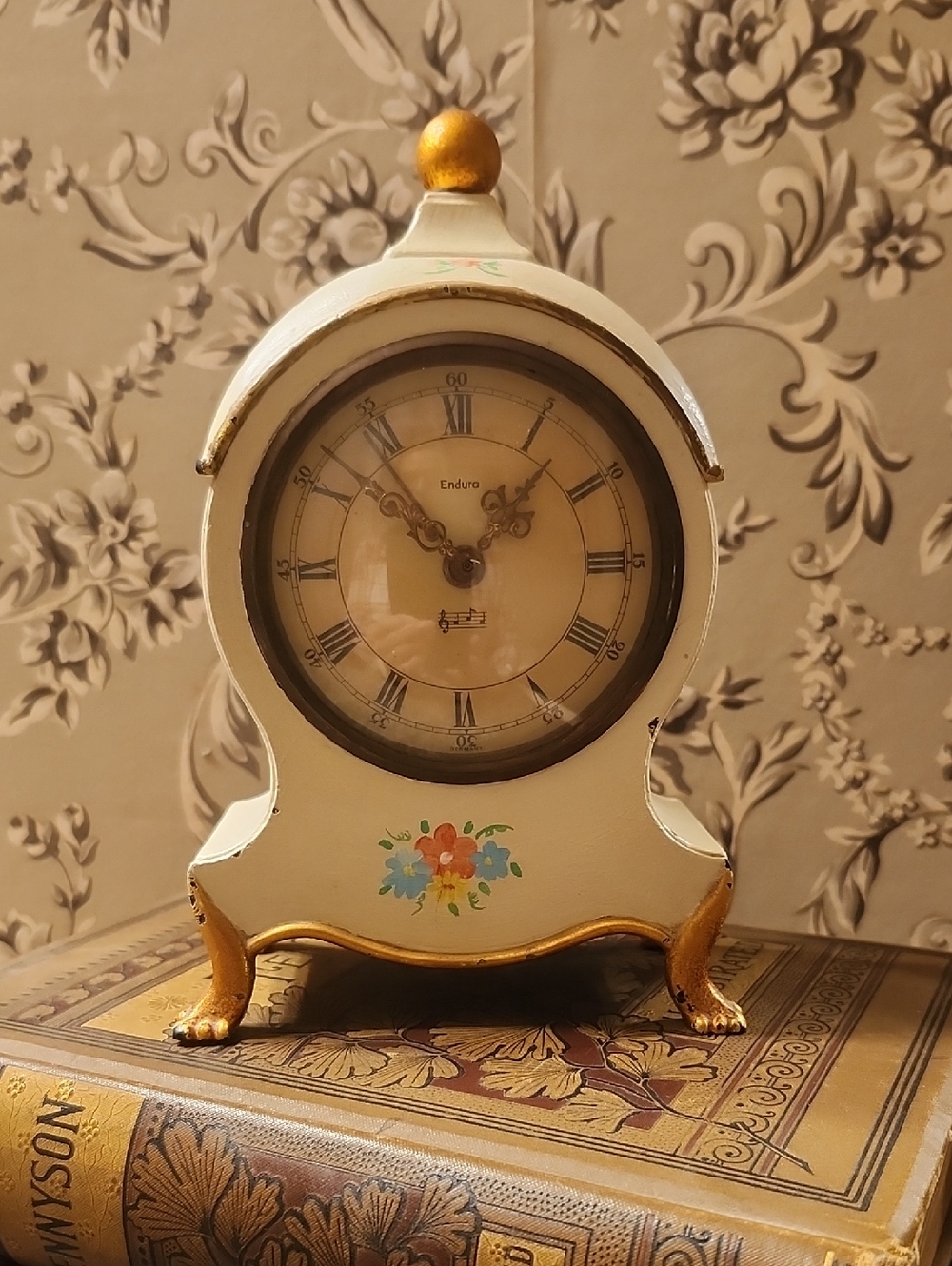 VTG ENDURA MUSICAL WIND-UP TABLETOP CLOCK